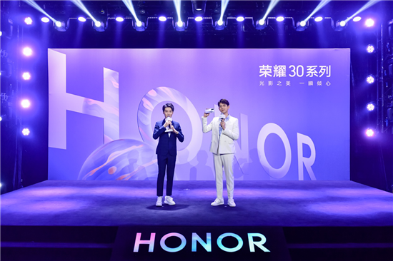 榮耀30系列的驚艷絕倫，讓榮耀為其舉辦了一場(chǎng)秀