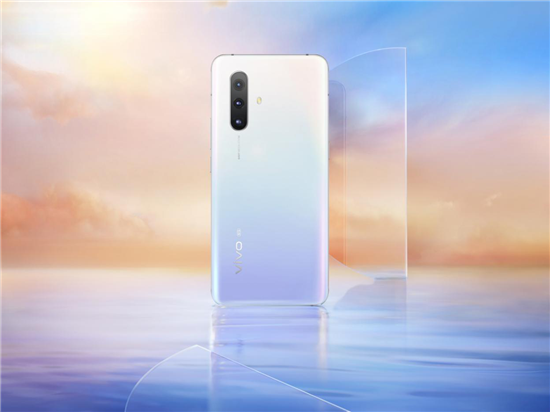 vivo X30新配色虹影美圖來襲，把雨水洗過的天空鎖進手機背殼里