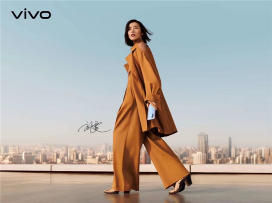 vivo X30新配色虹影美圖來襲，把雨水洗過的天空鎖進手機背殼里