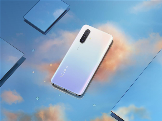 vivo X30新配色虹影美圖來襲，把雨水洗過的天空鎖進手機背殼里