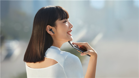 　　作為在6月1日vivo夏季新品發(fā)布會上正式亮相的產(chǎn)品，vivo TWS Neo真無線耳機一直是最近音頻市場上的焦點。這款售價為499元的真無線耳機主打好音質(zhì)和低延遲，搭載的14.2mm超大單元可以帶來澎湃的聲音表現(xiàn)；而搭配vivo最新影像旗艦手機X50后，更是可以實現(xiàn)88ms超低延遲，無論是游戲還是追劇，都可以做到音畫同步，大大提升用戶使用感受。 　　 　　對于一款真無線耳機來說，限于產(chǎn)品體積、使用環(huán)境、腔體和電池等諸多因素的影響，絕大多數(shù)的真無線耳機都或多或少的會出現(xiàn)延遲的問題。vivo TWS Neo真無線耳機的推出，則致力于通過技術(shù)創(chuàng)新打造接近無感的「穩(wěn)定低延遲」體驗。 　　 　　vivo TWS Neo真無線耳機與最新發(fā)布的vivo X50手機搭配使用時，通過第二代雙路傳輸技術(shù)與系統(tǒng)級全鏈路優(yōu)化，可以實現(xiàn)88ms的超低延遲表現(xiàn)，這一成績是刷新業(yè)界記錄。而從用戶的具體使用感受中，無論是游戲還是觀看視頻，vivo TWS Neo真無線耳機都可以做到行云流水、音畫同步的人機暢快合一感受。 　　 　　不僅如此，vivo TWS Neo真無線耳機還支持全新的智能動態(tài)低延遲功能，這一功能可以讓耳機根據(jù)用戶周圍的環(huán)境智能調(diào)整碼率。通過機場實測，平均卡音次數(shù)可較傳統(tǒng)真無線耳機轉(zhuǎn)發(fā)模式降低90%，即便用戶在復雜環(huán)境也能保障更穩(wěn)定連接，全程無需手動干預，無處不在而又自然無感。 　　 　　vivo TWS Neo真無線耳機在 vivo 官方商城、vivo京東自營官方旗艦店、iQOO京東自營官方旗艦店、vivo京東官方旗艦店、iQOO京東官方旗艦店、vivo天貓官方旗艦店、iQOO天貓官方旗艦店、vivo手機蘇寧自營旗艦店、iQOO手機蘇寧自營旗艦店、vivo體驗店同步熱銷中，售價499元，感興趣的用戶可以下單體驗。另外，在上述渠道與部分vivo手機同時下單購買，可享更多優(yōu)惠。