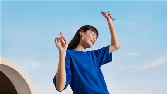 　　作為在6月1日vivo夏季新品發(fā)布會上正式亮相的產(chǎn)品，vivo TWS Neo真無線耳機一直是最近音頻市場上的焦點。這款售價為499元的真無線耳機主打好音質(zhì)和低延遲，搭載的14.2mm超大單元可以帶來澎湃的聲音表現(xiàn)；而搭配vivo最新影像旗艦手機X50后，更是可以實現(xiàn)88ms超低延遲，無論是游戲還是追劇，都可以做到音畫同步，大大提升用戶使用感受。 　　 　　對于一款真無線耳機來說，限于產(chǎn)品體積、使用環(huán)境、腔體和電池等諸多因素的影響，絕大多數(shù)的真無線耳機都或多或少的會出現(xiàn)延遲的問題。vivo TWS Neo真無線耳機的推出，則致力于通過技術(shù)創(chuàng)新打造接近無感的「穩(wěn)定低延遲」體驗。 　　 　　vivo TWS Neo真無線耳機與最新發(fā)布的vivo X50手機搭配使用時，通過第二代雙路傳輸技術(shù)與系統(tǒng)級全鏈路優(yōu)化，可以實現(xiàn)88ms的超低延遲表現(xiàn)，這一成績是刷新業(yè)界記錄。而從用戶的具體使用感受中，無論是游戲還是觀看視頻，vivo TWS Neo真無線耳機都可以做到行云流水、音畫同步的人機暢快合一感受。 　　 　　不僅如此，vivo TWS Neo真無線耳機還支持全新的智能動態(tài)低延遲功能，這一功能可以讓耳機根據(jù)用戶周圍的環(huán)境智能調(diào)整碼率。通過機場實測，平均卡音次數(shù)可較傳統(tǒng)真無線耳機轉(zhuǎn)發(fā)模式降低90%，即便用戶在復雜環(huán)境也能保障更穩(wěn)定連接，全程無需手動干預，無處不在而又自然無感。 　　 　　vivo TWS Neo真無線耳機在 vivo 官方商城、vivo京東自營官方旗艦店、iQOO京東自營官方旗艦店、vivo京東官方旗艦店、iQOO京東官方旗艦店、vivo天貓官方旗艦店、iQOO天貓官方旗艦店、vivo手機蘇寧自營旗艦店、iQOO手機蘇寧自營旗艦店、vivo體驗店同步熱銷中，售價499元，感興趣的用戶可以下單體驗。另外，在上述渠道與部分vivo手機同時下單購買，可享更多優(yōu)惠。